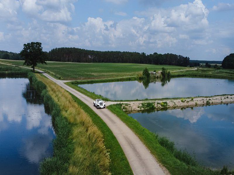 Scheunenhochzeit umgeben von Wäldern & Weihern. Als (Drohnen) Hochzeitsfotograf im Acantus Hotel