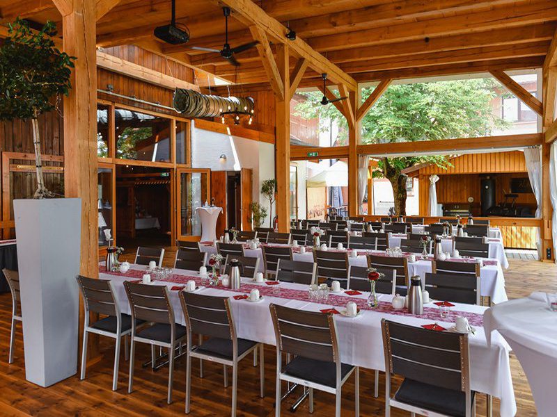 Wetterunabhängige Hochzeits Kaffeetafel im Scheunen Foyer – Als Fotograf im Acantus Hotel Weisendorf