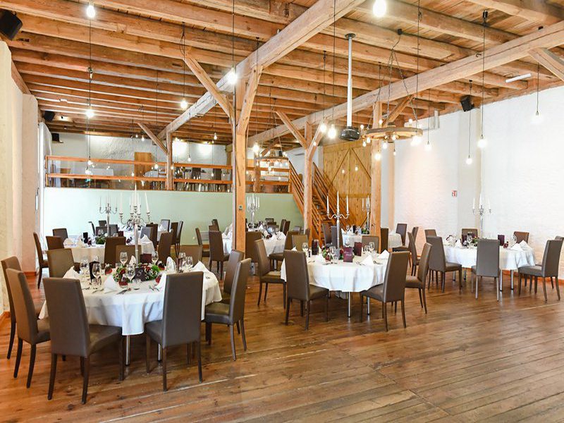 Hochzeitsfeier in der Event Scheune vom Hotel Acantus - DER richtige Hochzeistfotograf
