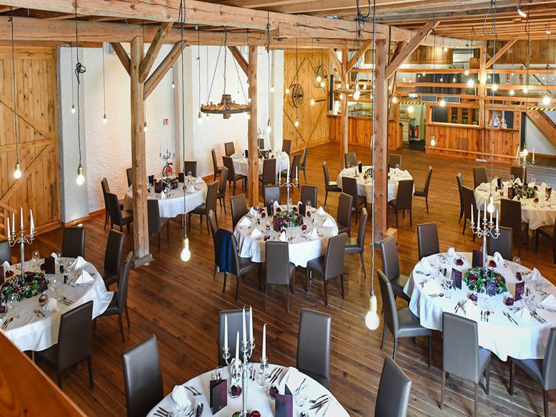 In der rustikalen Acantus Event Scheune mit ca. 190m² haben 180 Hochzeitsgäste Platz, die DER Hochzeitsfotograf fotografiert