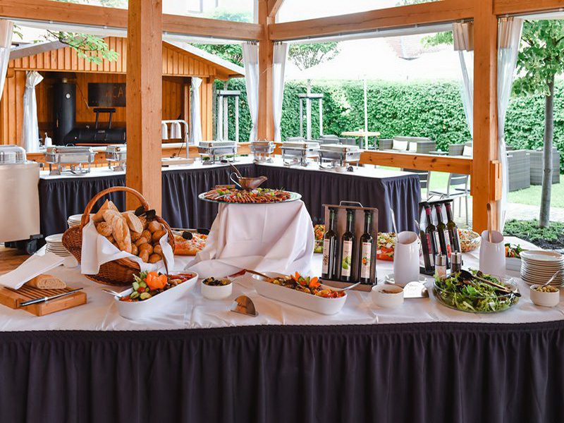Im Acantus Scheunen Foyer wird das Catering aufgebaut. Highlight der Smoker und das leckere Essen. Foto: DER Hochzeits Fotograf