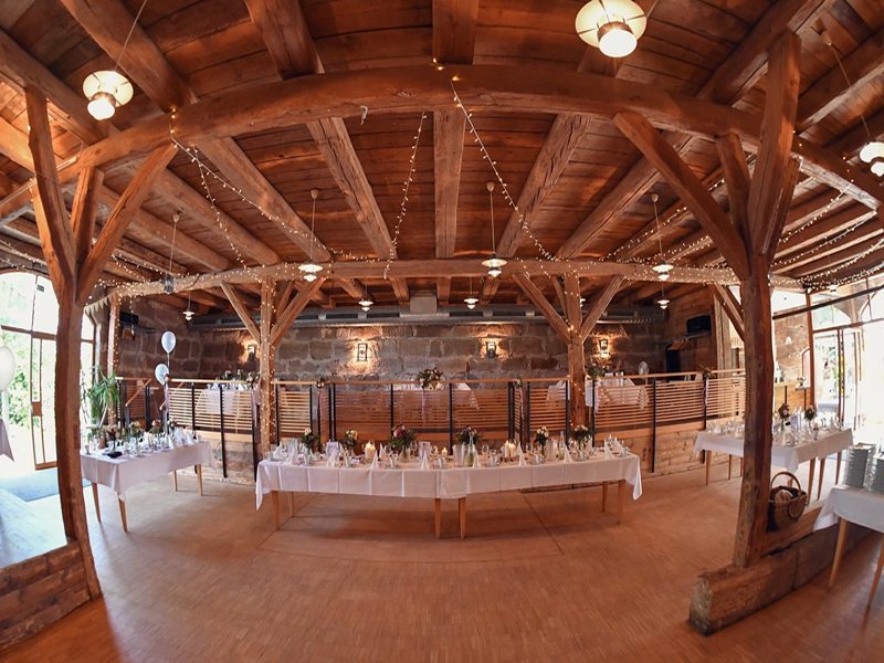 Romantische Scheunenhochzeit im Bauhof Cadolzburg - Als Hochzeitsfotograf begleiten wir Sie durch Ihren Tag
