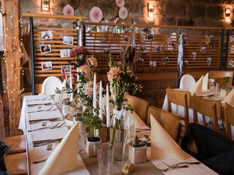 Romantische Vintage Boho-Hochzeit in Cadolzburgs Scheune – Fotograf Hochzeit