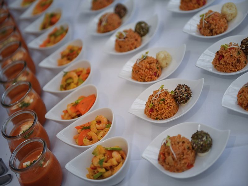 Kombinieren Sie einzigartige Hochzeitsfotos und einen exquisiten Cateringservice in einer einzigartigen Location