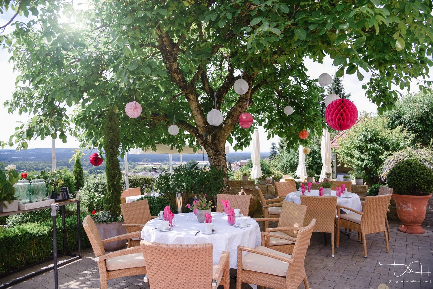 Hochzeitsfotograf Distlerhof Leinburg - festlich dekorierter Garten in Pastellfarben