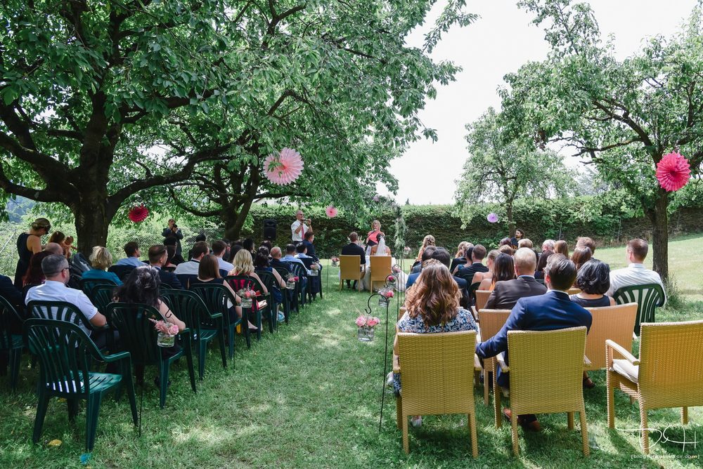 Freie Trauung im Garten des Distlerhofs mit Gästen Freie Trauung im Garten des Distlerhofs mit Gästen
