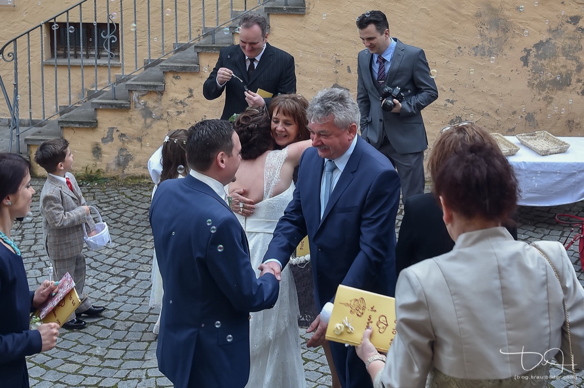 Hochzeit in W&uuml;rzburg - Gl&uuml;ckw&uuml;nsche vor der Kirche
