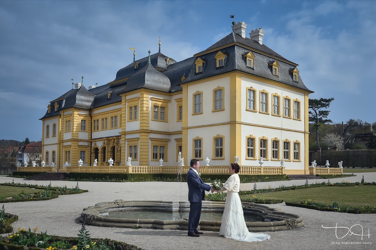 Hochzeitsfotograf W&uuml;rzburg - Brautpaar im Rokokogarten von Schloss Veitshöchheim