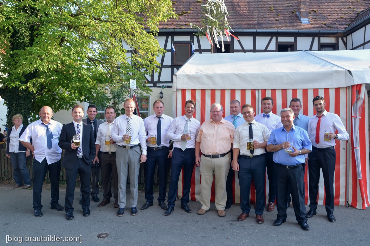 Hochzeitsgesellschaft am Hotel Ehrenb&uuml;rg