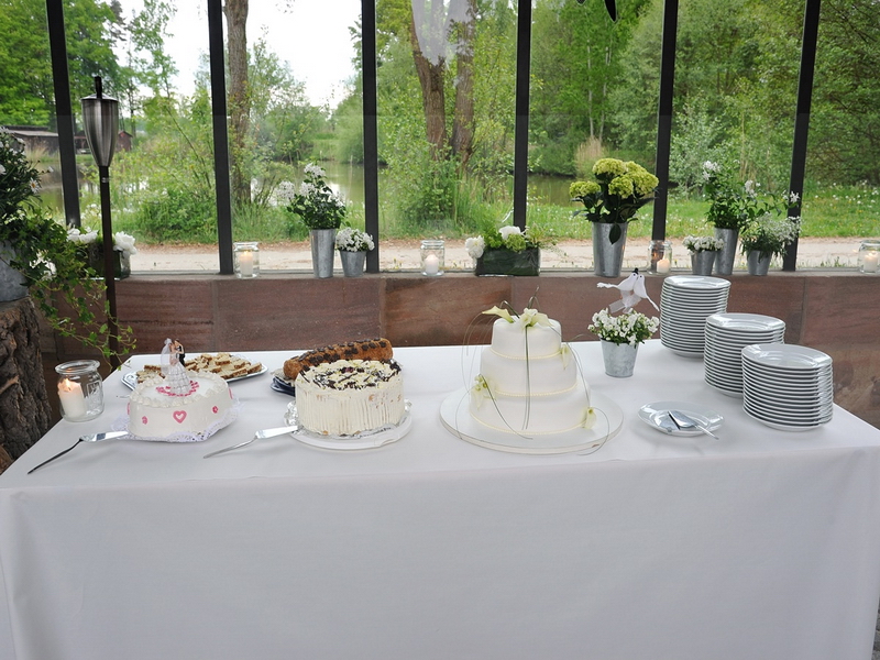 Wetterunabhängig draussen das (Kuchen)Buffet aufbauen. Tolle Möglichkeiten im Scherauer Hof