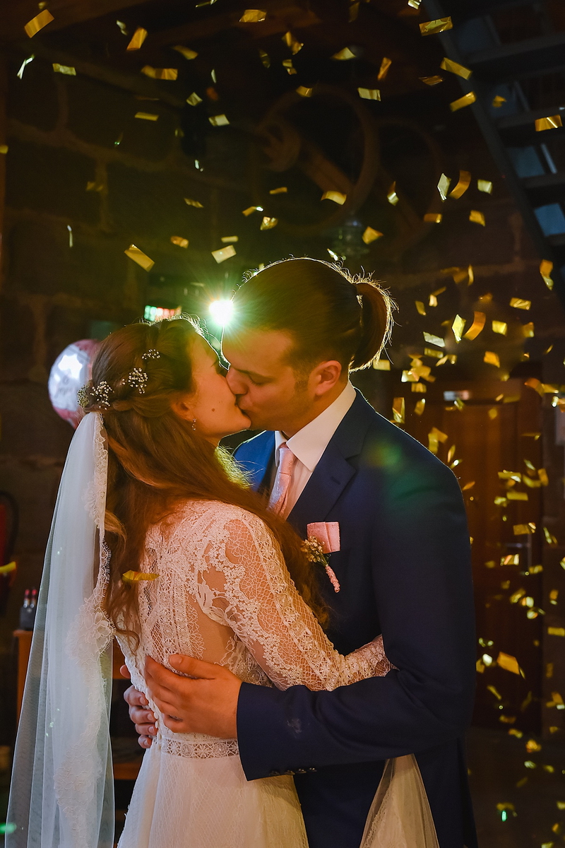 Feiern, und Tanzen, das perfekte Ende für Eure Hochzeitsreportage. Mein Tipp bis zum brauttanz den Hochzeitsfotografen buchen!