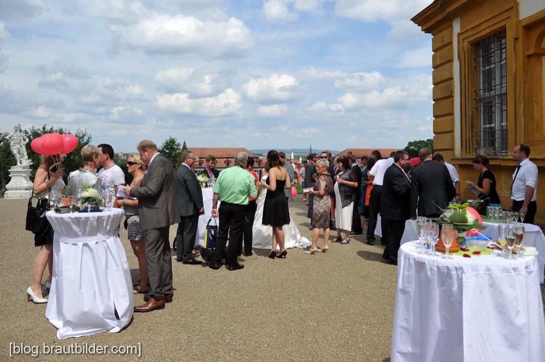Hochzeitsfotograf Schloss Seehof - Sektempfang mit Parkblick Hochzeitsfotograf Schloss Seehof - Sektempfang mit Parkblick