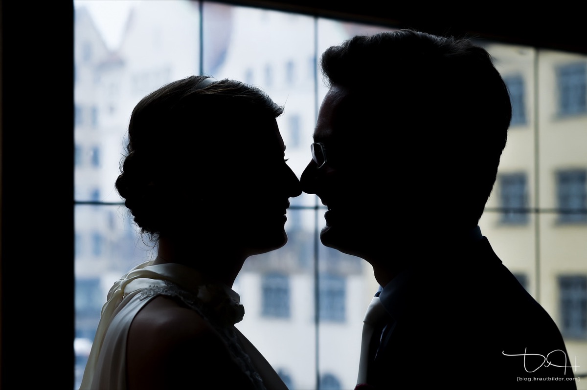 Hochzeitsfotograf Schürstabhaus - Brautpaar am Fenster Hochzeitsfotograf Schürstabhaus - Brautpaar am Fenster