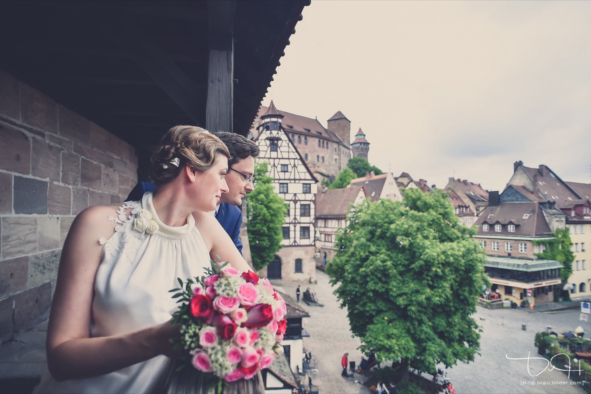 Hochzeitsfotograf Schürstabhaus Nürnberg - Braut mit Blick über die Altstadt Hochzeitsfotograf Schürstabhaus Nürnberg - Braut mit Blick über die Altstadt
